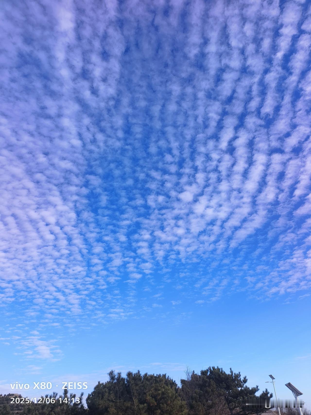 今天的云彩，看着有些与众不同，就像棉絮一样，断断续续，若隐若现，很有诗意！