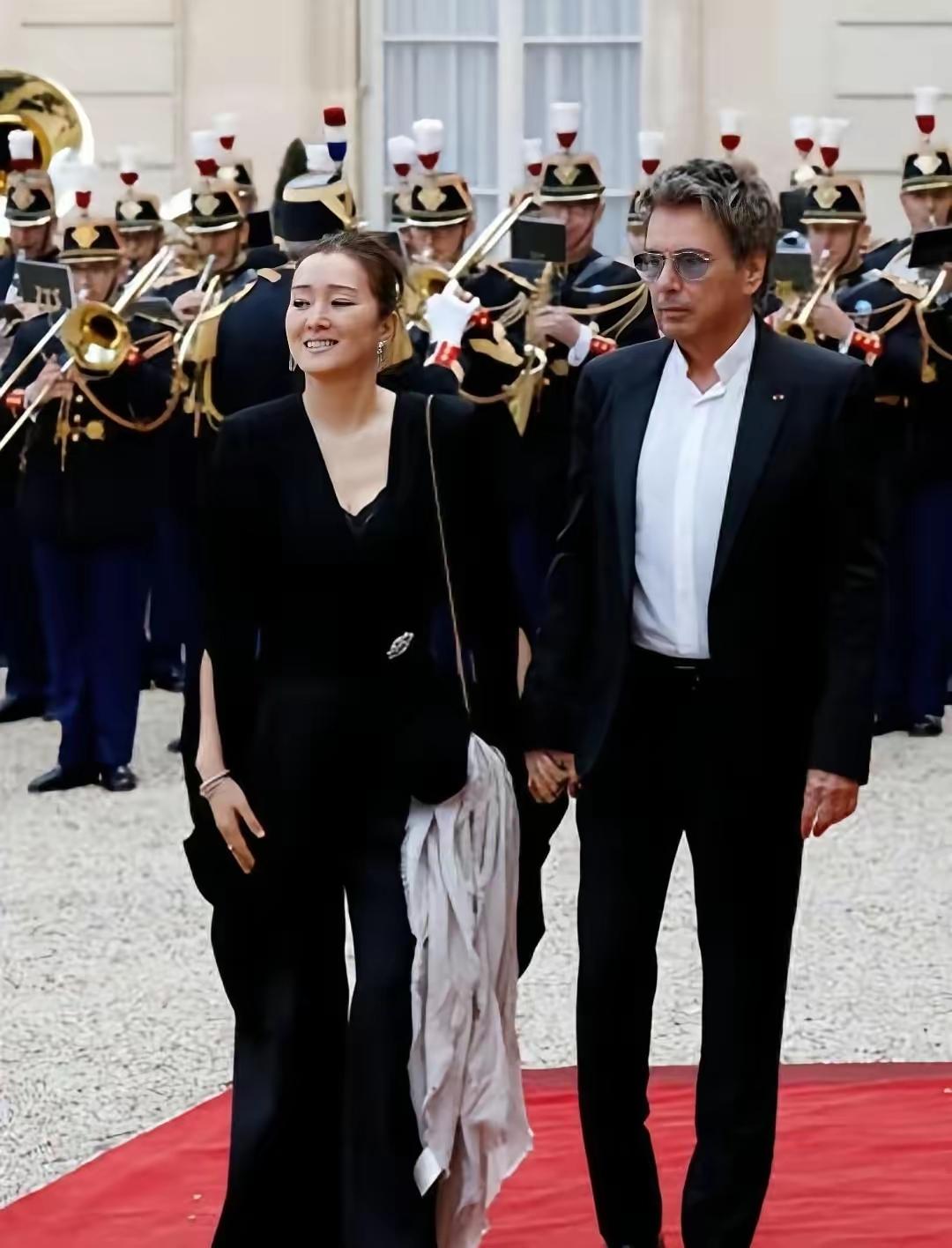 不得不说，这个演员在外交场合的表现太惊艳了。走在法国总统身边，虽不是外交官，却气