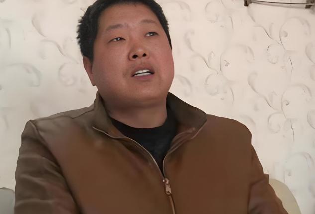 河南郸城退伍军人仵瑞华，在街头修了二十多年水电。47岁那年，他去镇政府闲逛，竟在