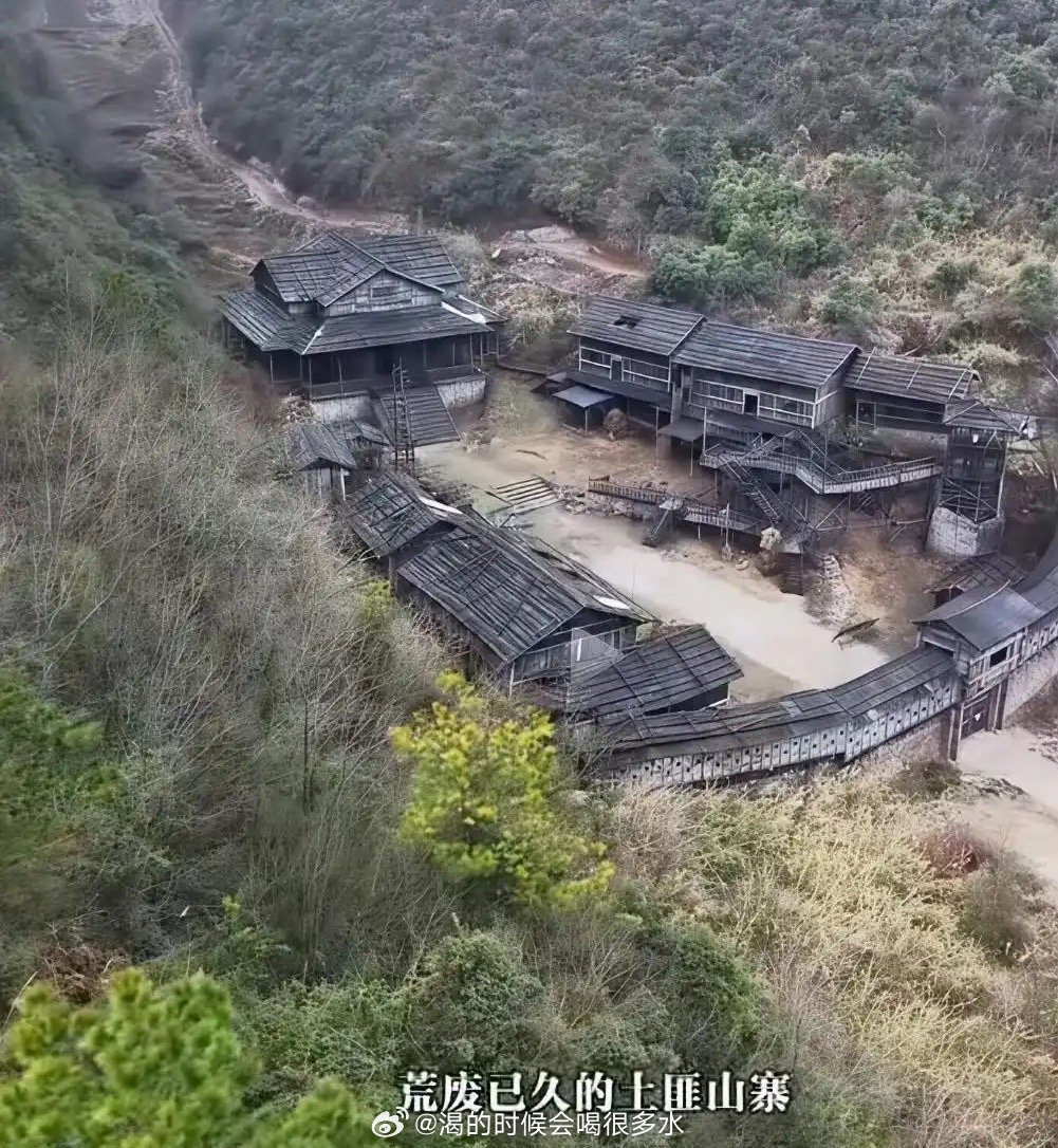 为了拍电影特地建了个土匪山寨，拍完就废弃了，有点可惜 