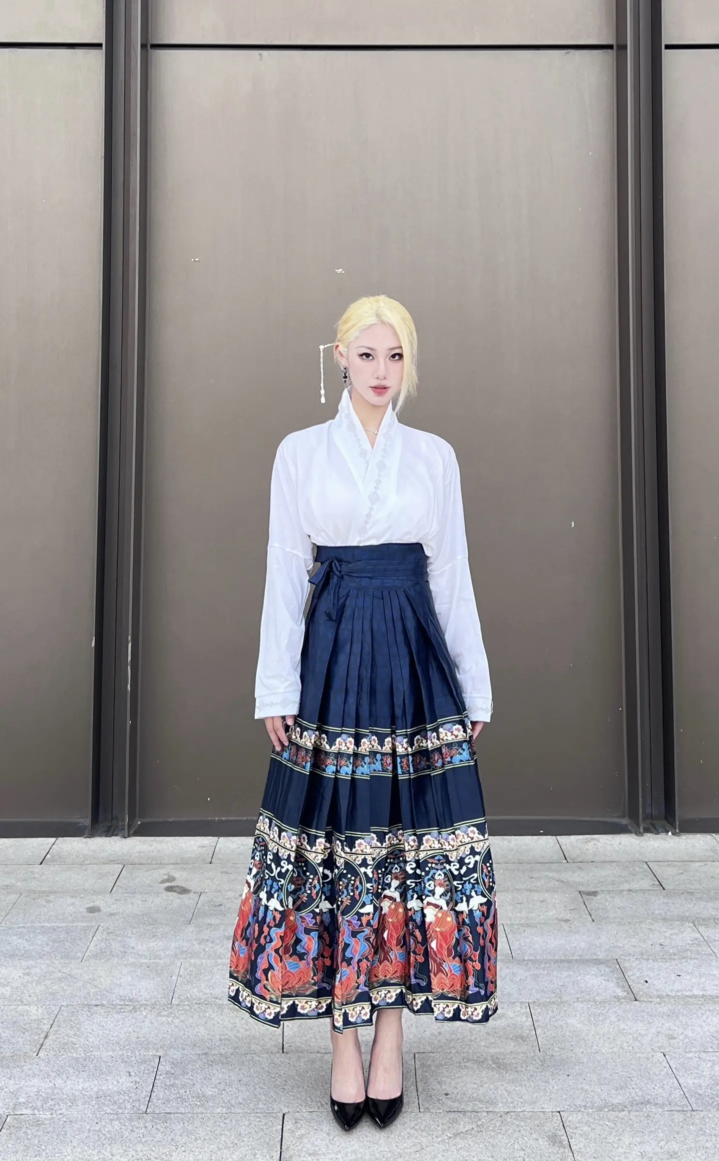她眷恋梨花泪 静画红妆等谁归。