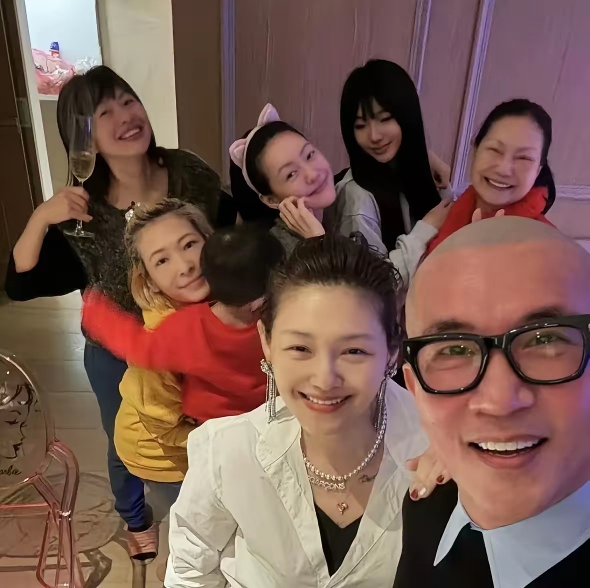 大S晒跨年全家合照，一整个贵气逼人，身上能戴珠宝的地方都戴满了，具俊晔真的是实力