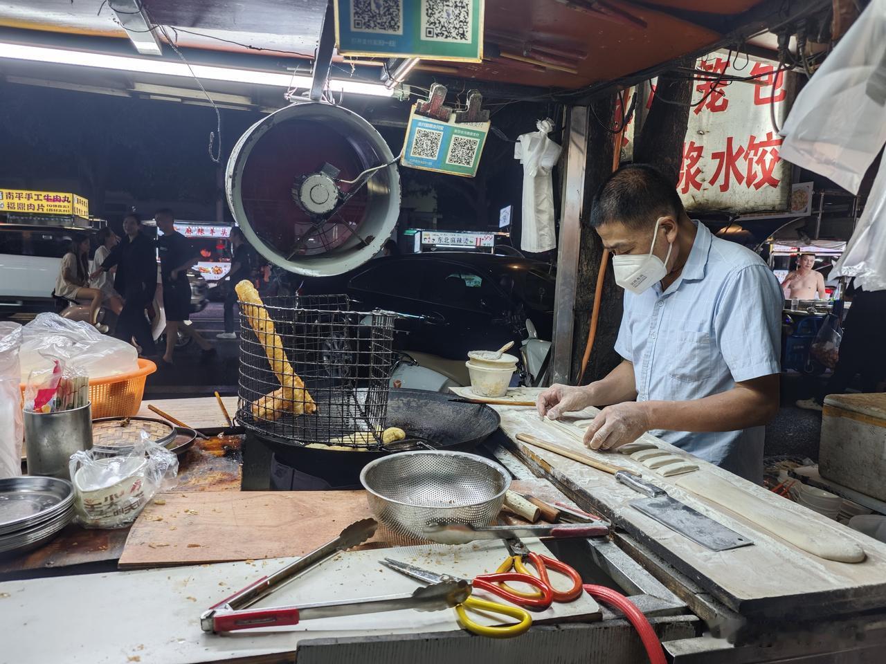 怀着好奇打卡福州金山夜市，整条小吃街上，两家摊位前排起了长队，格外热闹：火爆的便