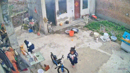 厨房着火大人不在家，俩留守儿童临危不乱从容灭火。5岁妹妹喊了一句话，让远在浙江的