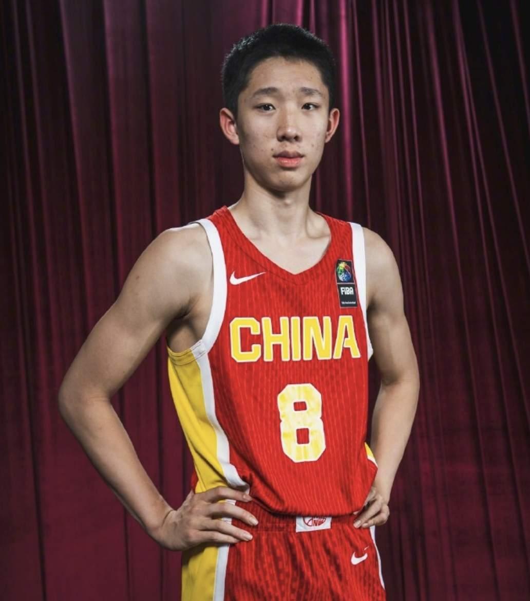 什么中国库里，别吹捧了。最近连续两场比赛被打回原形，打立陶宛8中1，得到3分1助