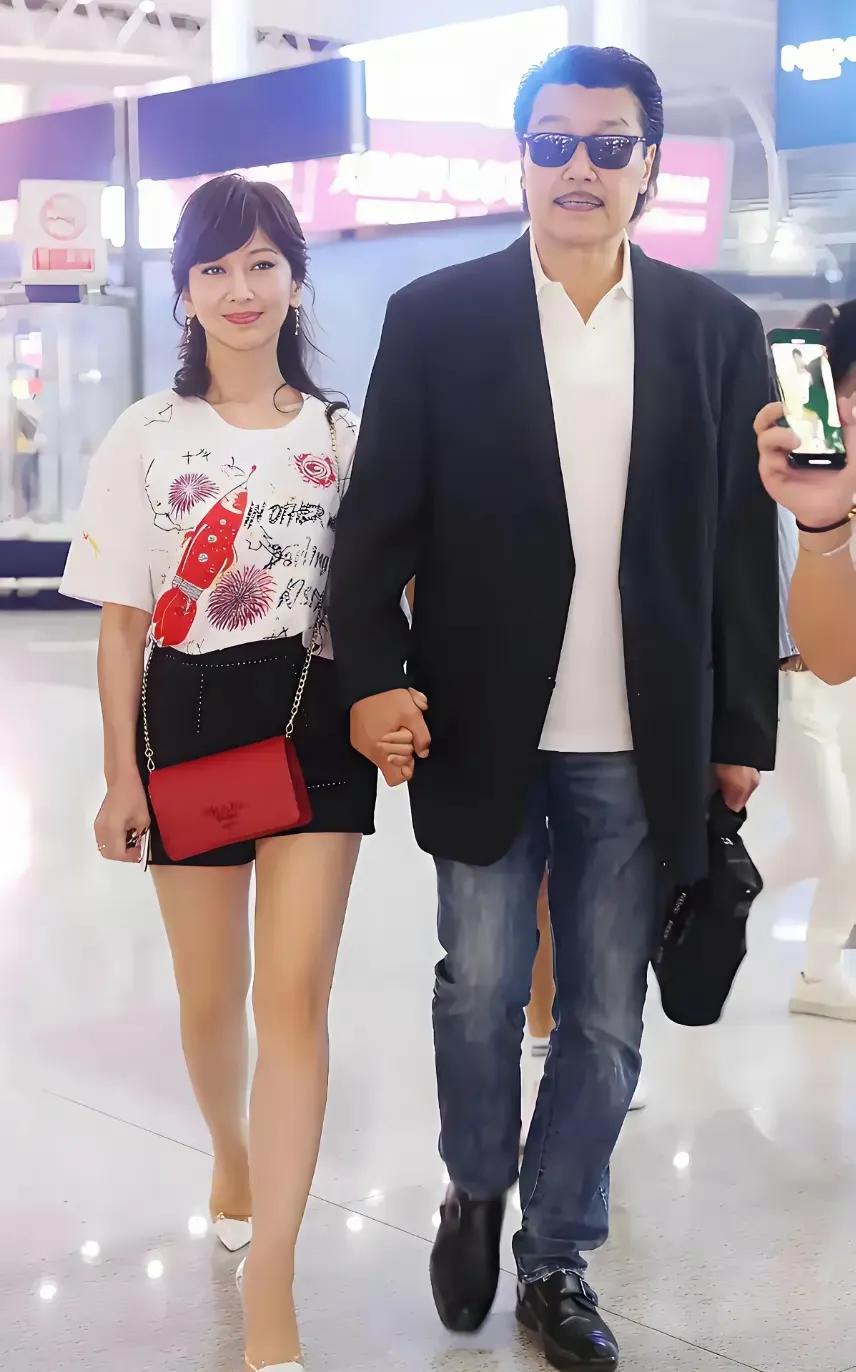 赵雅芝老师年轻的秘诀：夫妻恩爱，生活美满，两口子都显得年轻。看看他们赵雅芝和她的