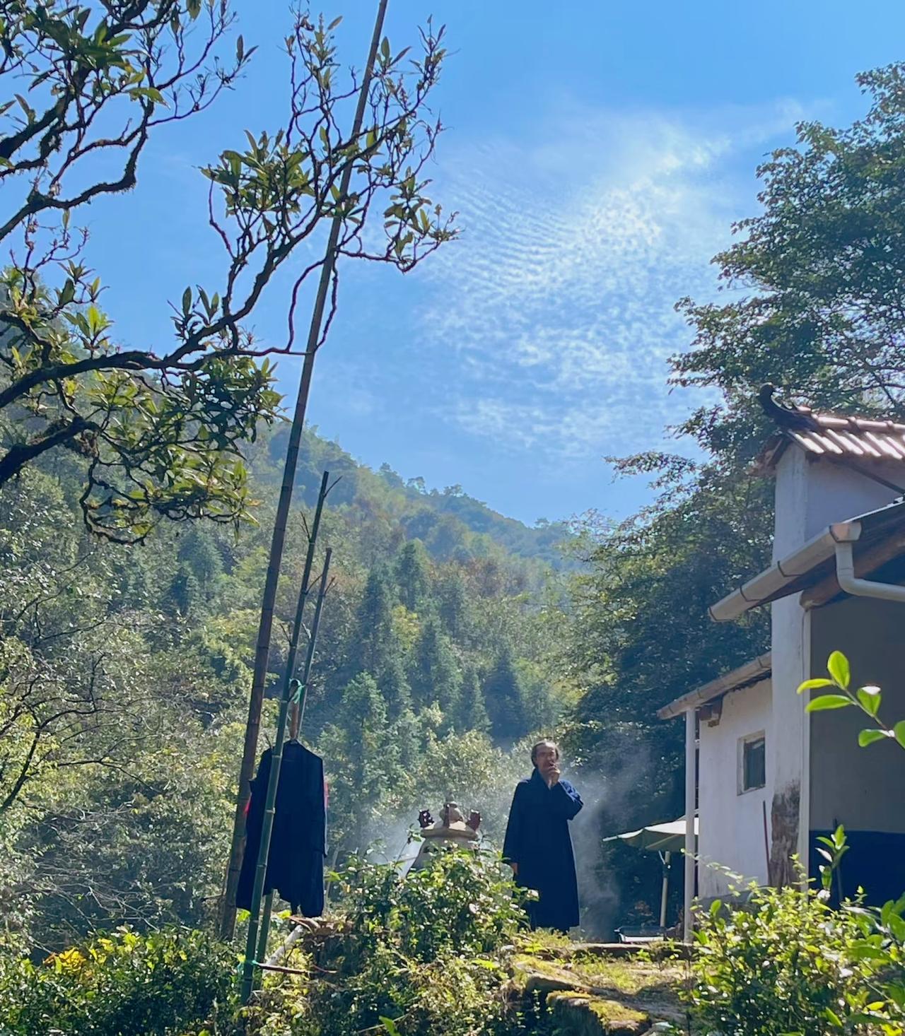 我问五台山的朋友“哎，先生，你这么清心寡欲，
品行端正，是因为入道了吗？”
因为