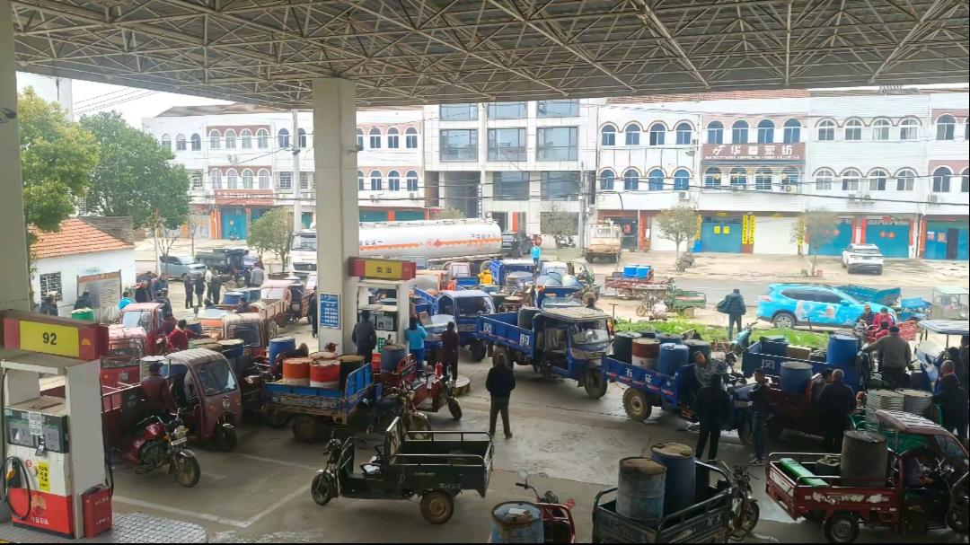 由于油价又要涨，各地的用油大户们又跑到加油站纷纷加油！

上一次涨幅还不是特别大