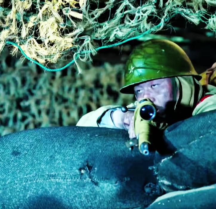 夜色为幕，枪杆作刃，瞄准镜里锁定目标的瞬间，唯有沉着与果敢能击穿黑暗的屏障