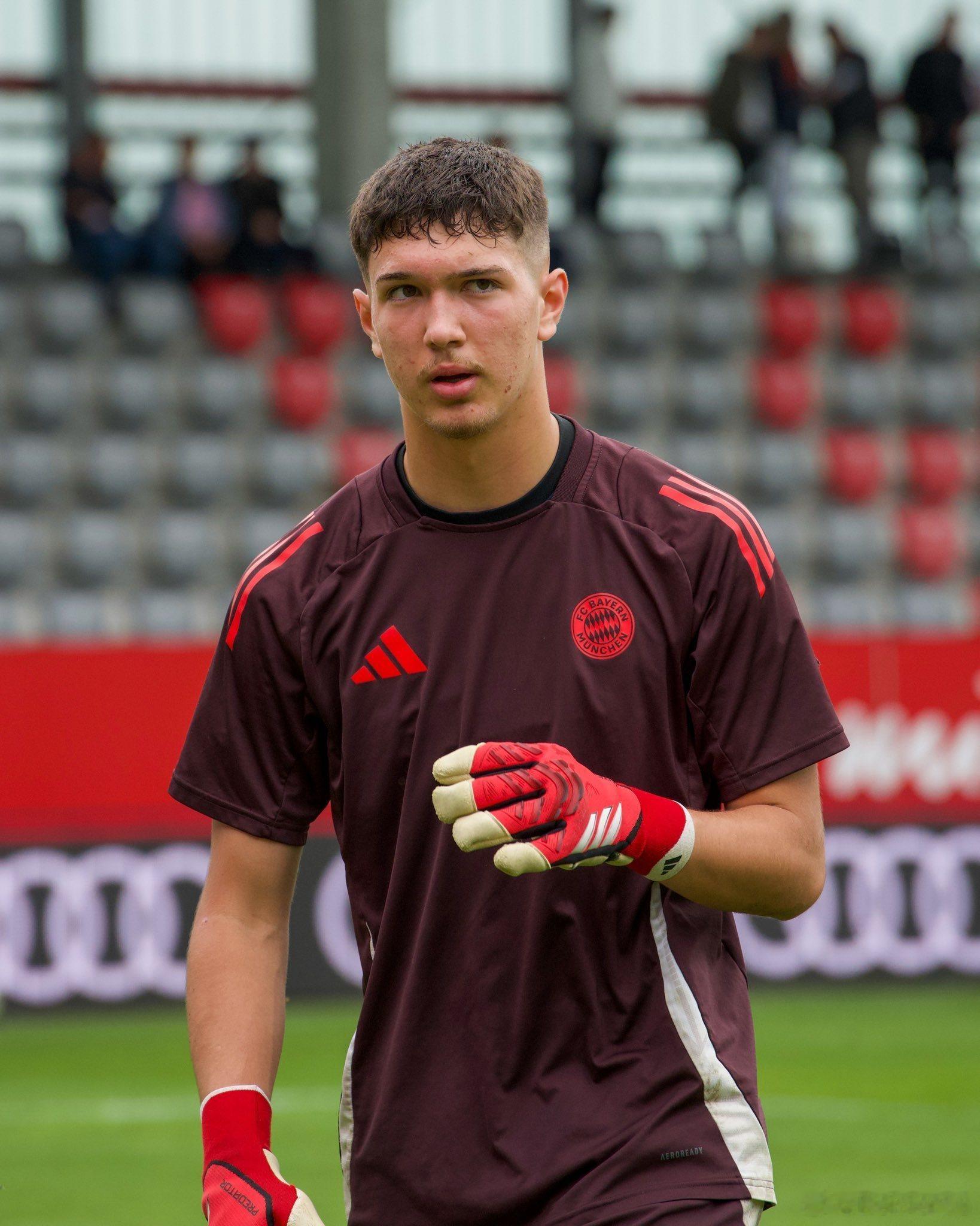 🚨大衛·波達爾-斯蒂貝（15）今天參加了拜仁一線隊訓練❗這位守門員是德國U-1