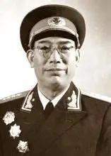 1932年，上海一家医院。许光达被推进手术室，准备全身麻醉取子弹。

他在应城战