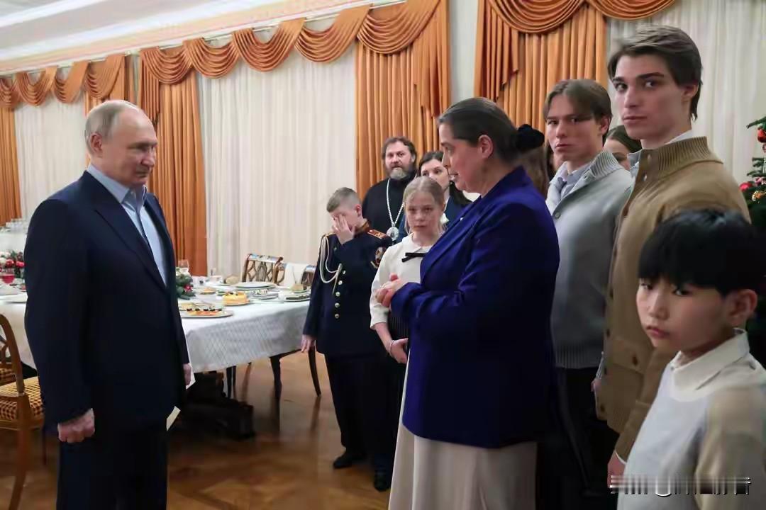 一天两重面孔？普京的硬气与温柔藏着大国底色
 
你敢信吗？一边是对美国强硬叫板的