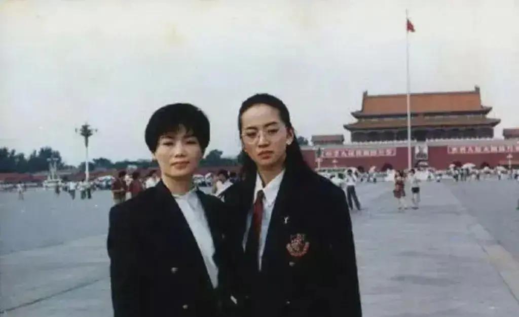 18万港币一张老照片，藏着香港回归前的秘密
 
1990年天安门广场，梅艳芳和姐