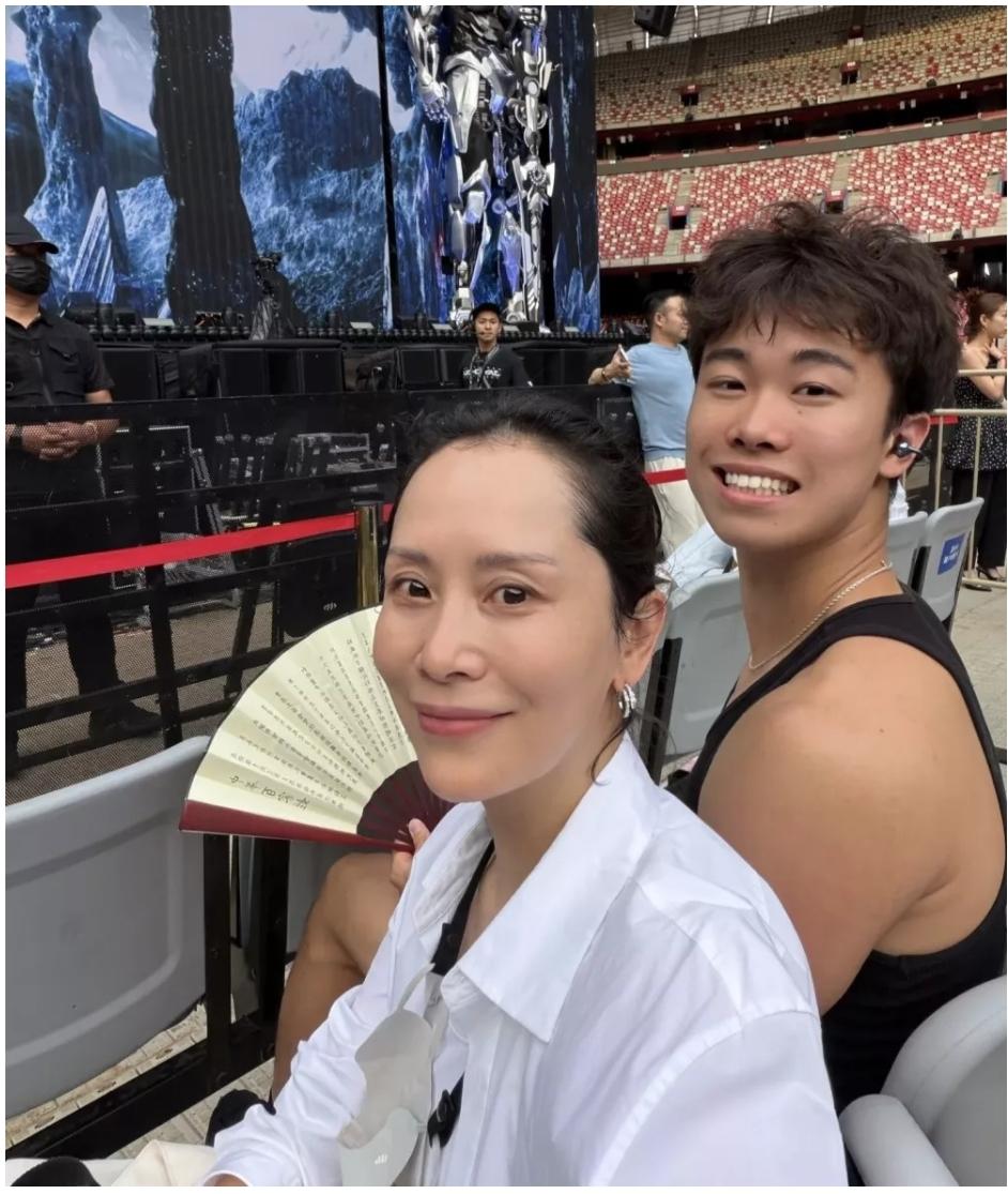 海清携17岁儿子现身演唱会现场，这画面简直太温馨有爱啦！海清向来是我颇为喜爱的演