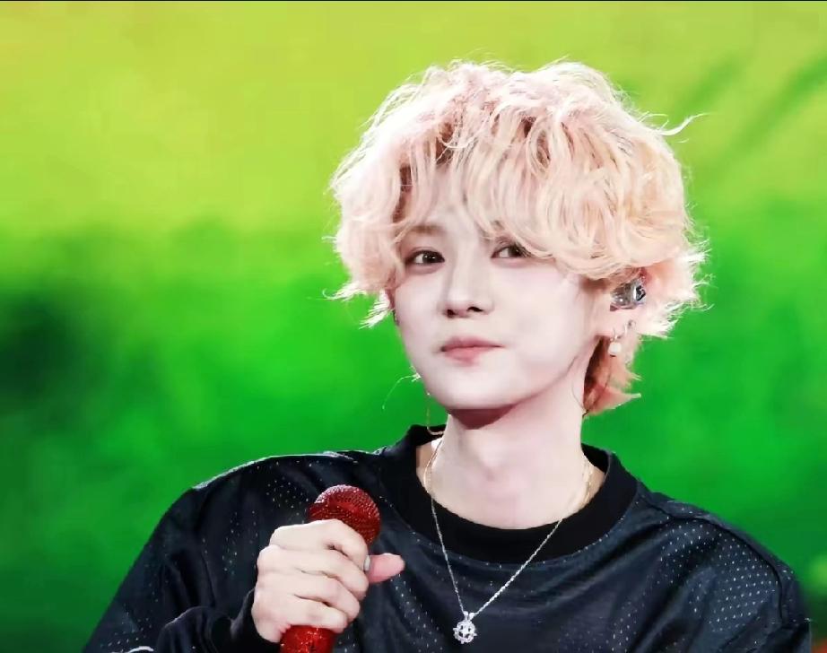 鹿晗终于翻盘！商务归零后官宣新代言，粉丝与工作室破冰
 
      3月12日