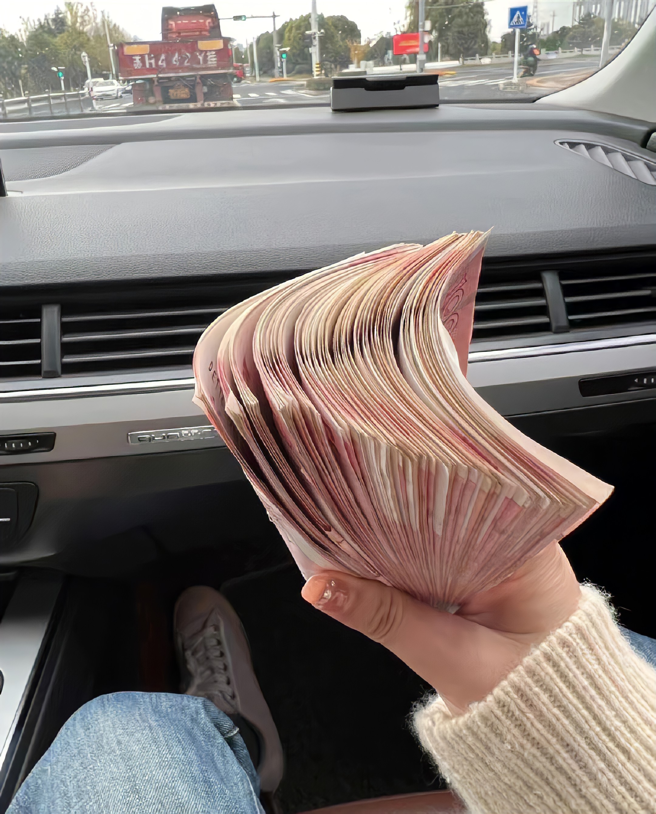 廉价的爱情我不配，庸俗的金钱我最值得。 