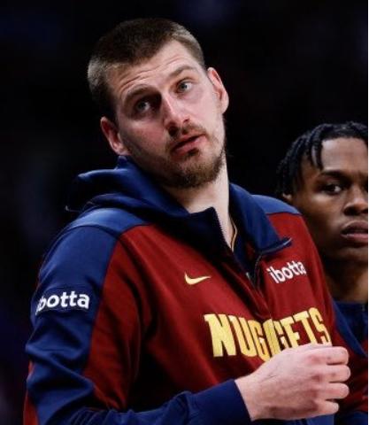 掘金队本赛季拥有NBA历史上最强的进攻，尤其是约基奇在场上。 丹佛在约基奇的带领