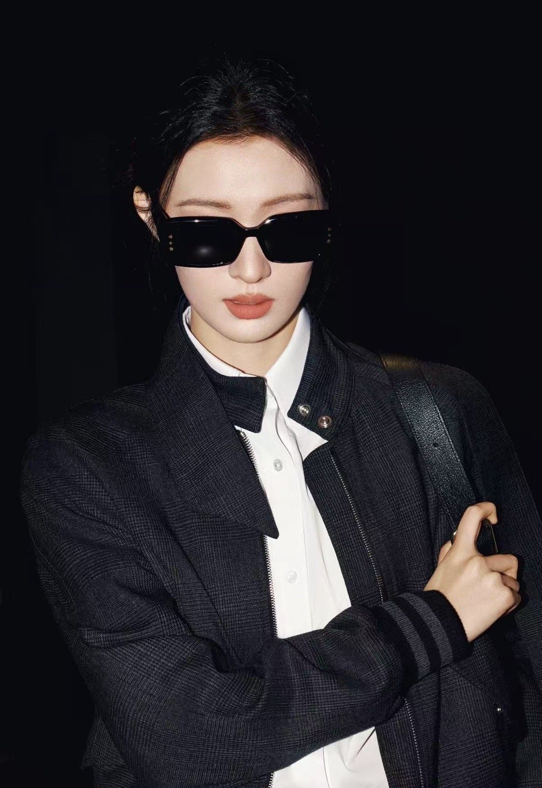 王楚然炸街我乖巧拎包 姐在前面霸气开路，我在后面乖乖拎包。王楚然这气场，走哪儿都