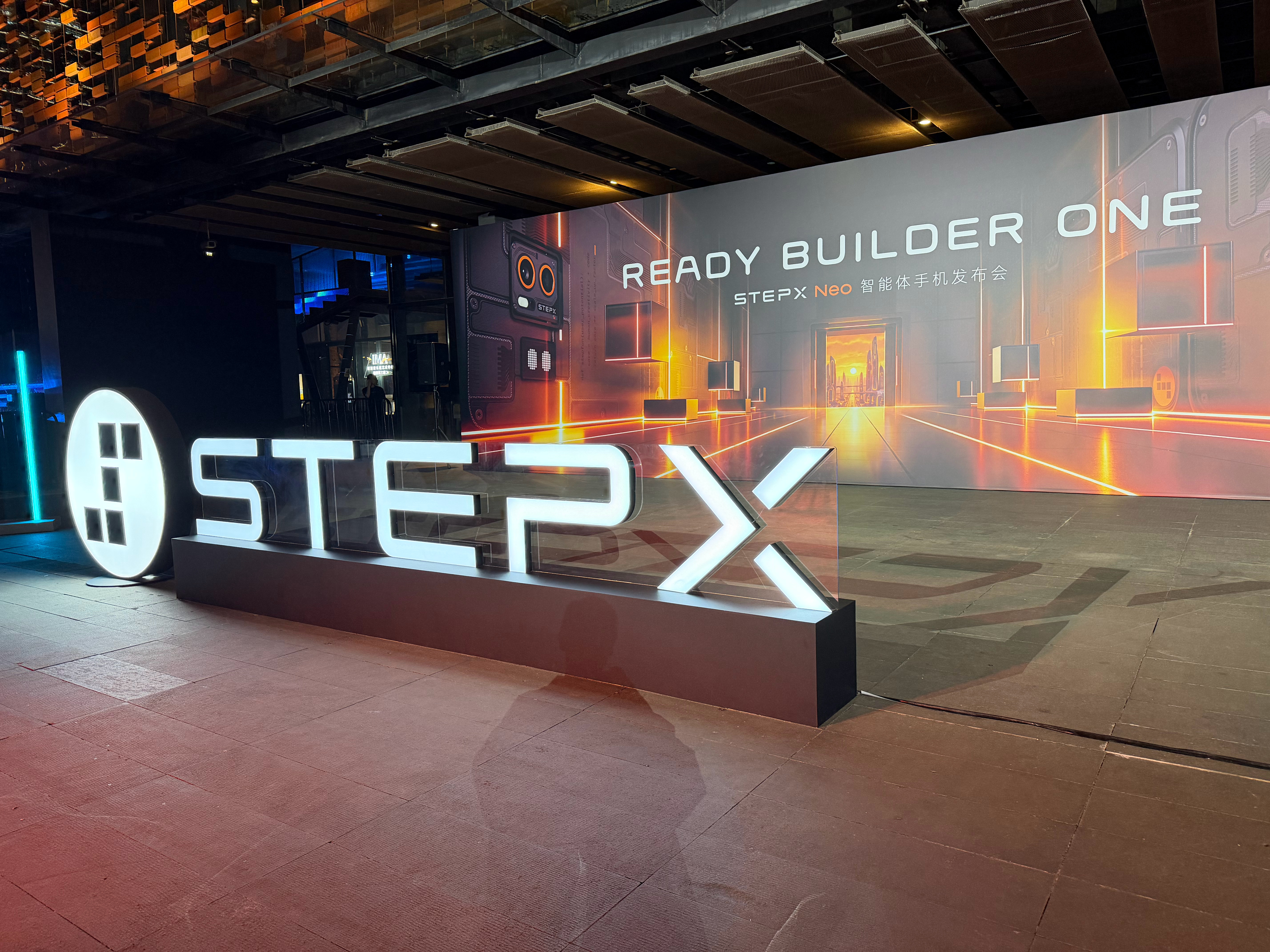 阶跃星辰旗下终端品牌 STEPX 的首款产品STEPX Neo今日发布，官方定义