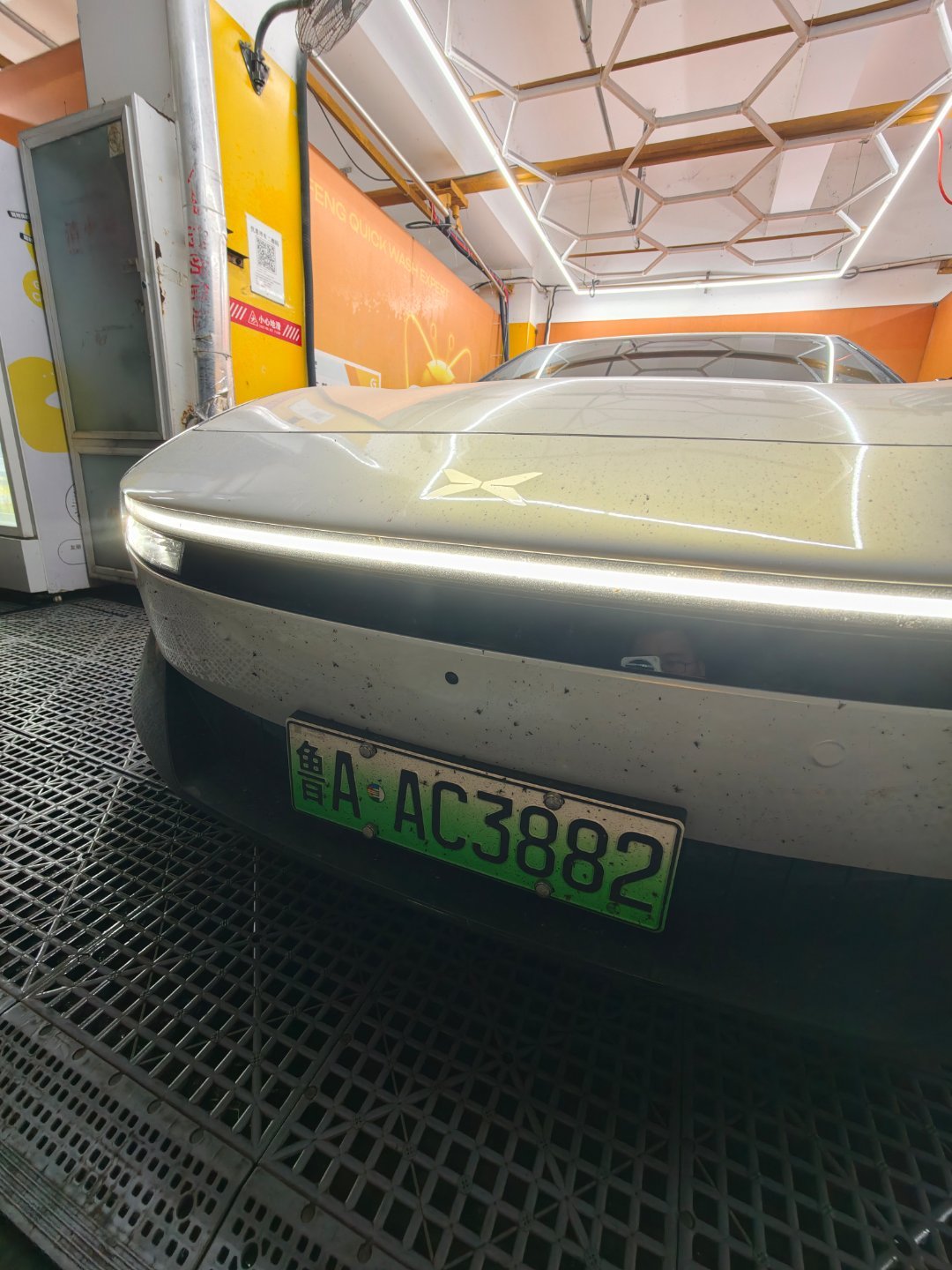 你们都不知道我车有多脏🤢：我对于花钱但自己洗车跟花钱让别人洗车特别纠结。自己洗