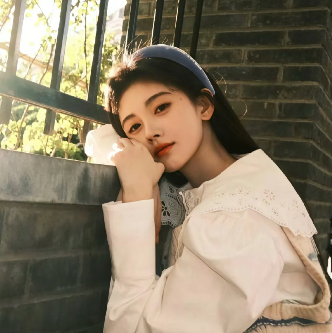 专注努力搞事业，找到自己的优势突围，美美营业的鞠婧祎谁不爱呢？[送花花][送花花