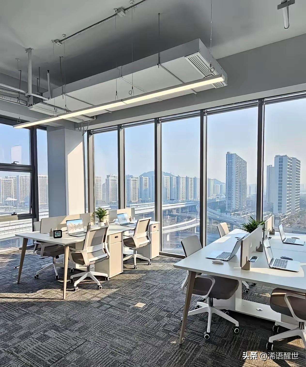 不知道大家有没有感觉到，现在的社会人情越来越淡了，职场里的同事就只是同事，除了上