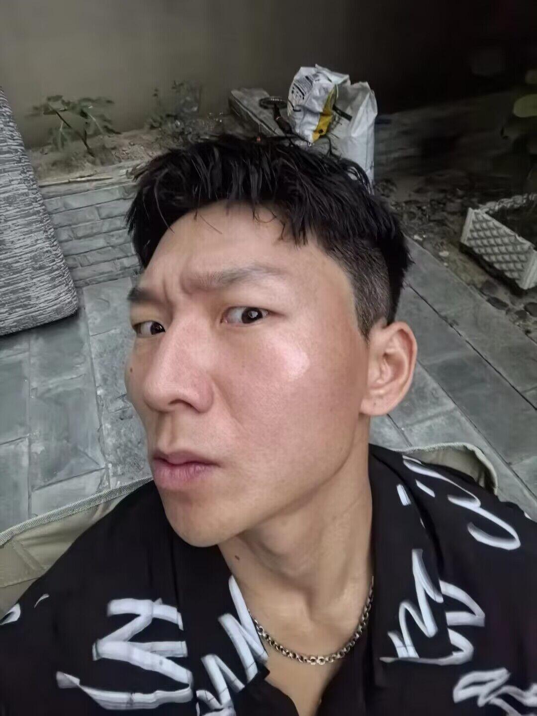阿如那怒晒怼脸照，我却笑晕在他的评论区里。
受外形的影响，阿如那所接演的角色基本