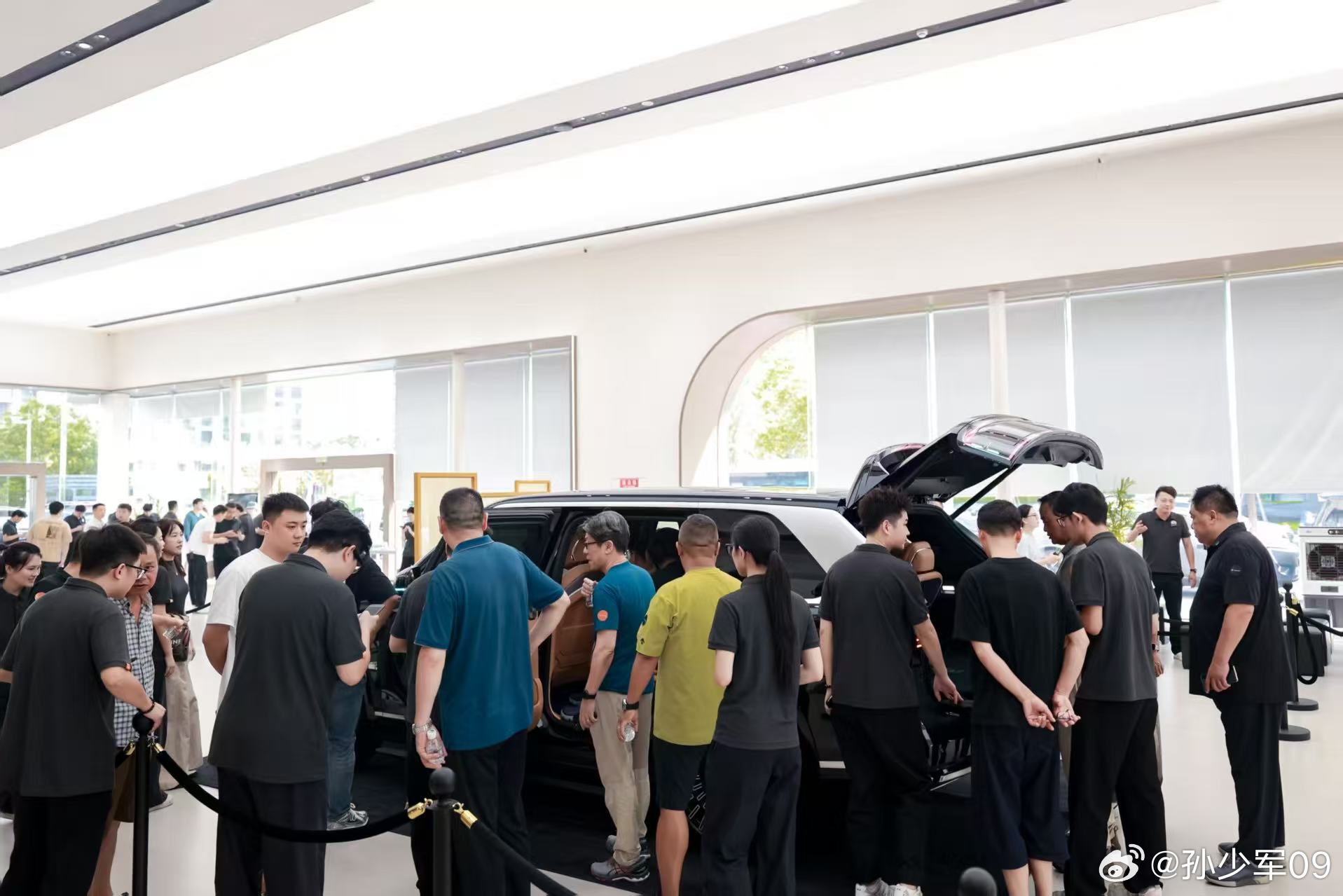 极氪已经开始全国城市巡展，看车的人还是非常多的。目前来看，随着时间拉长，订单里公