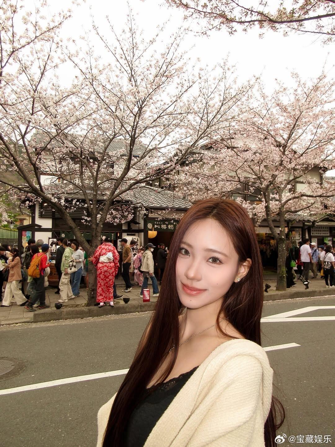 小S二女儿Lily去日本旅行，从头到脚都散发着精心打理的精致感，她的脸蛋也是把S