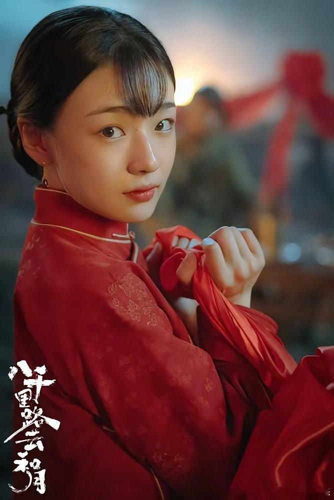 别信什么“资本强捧”的鬼话。 看看这姑娘的履历：02年出生，中戏刚毕业。第一部戏