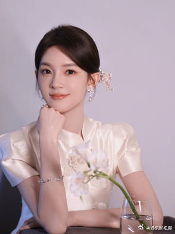 陈瑶素色旗袍拍出东方诗意被陈瑶新中式旗袍九宫格狠狠治愈，素白缎面旗袍干净素雅，青