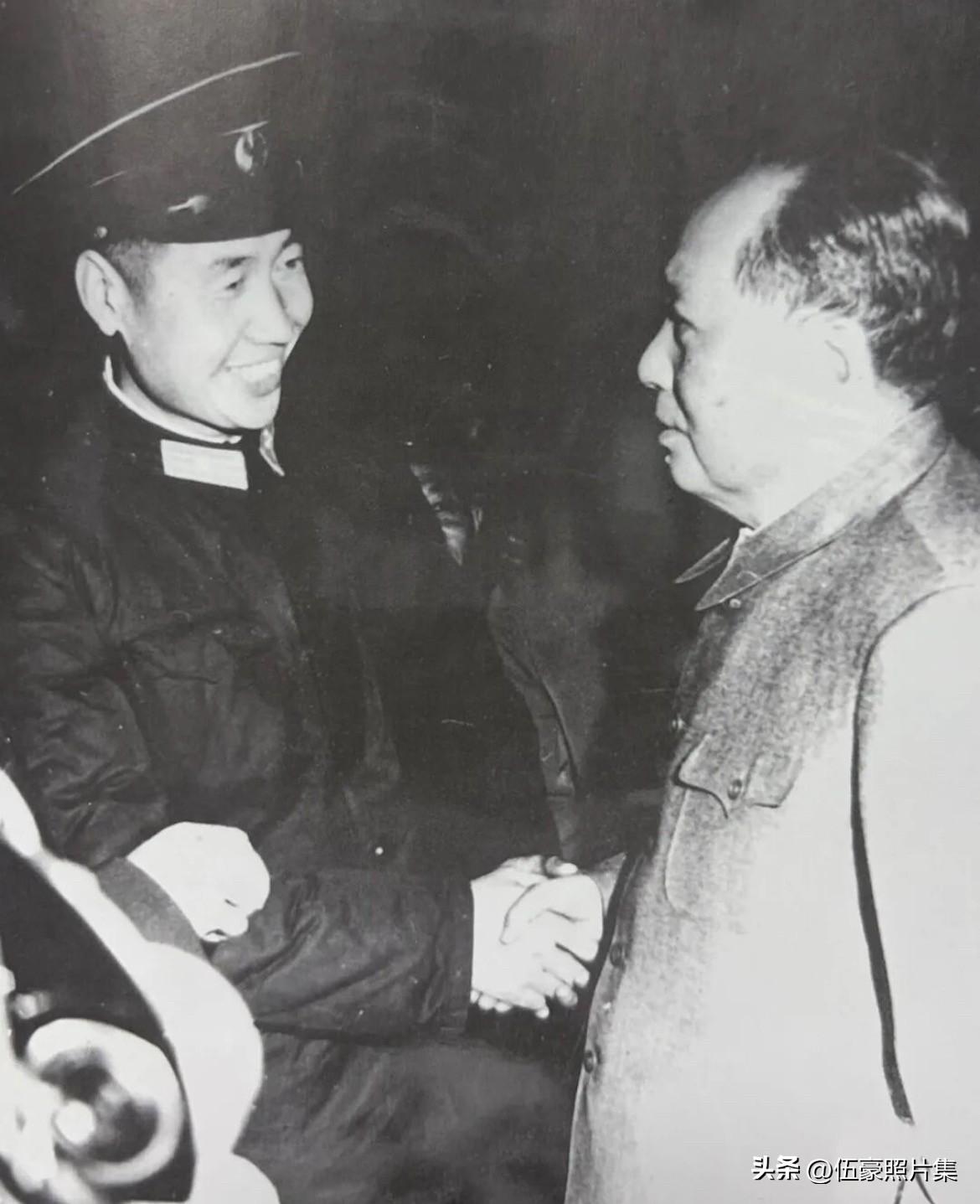 1964年12月31日，毛泽东主席在人民大会堂主席台上单独与王鸿喜握手的场景。罗