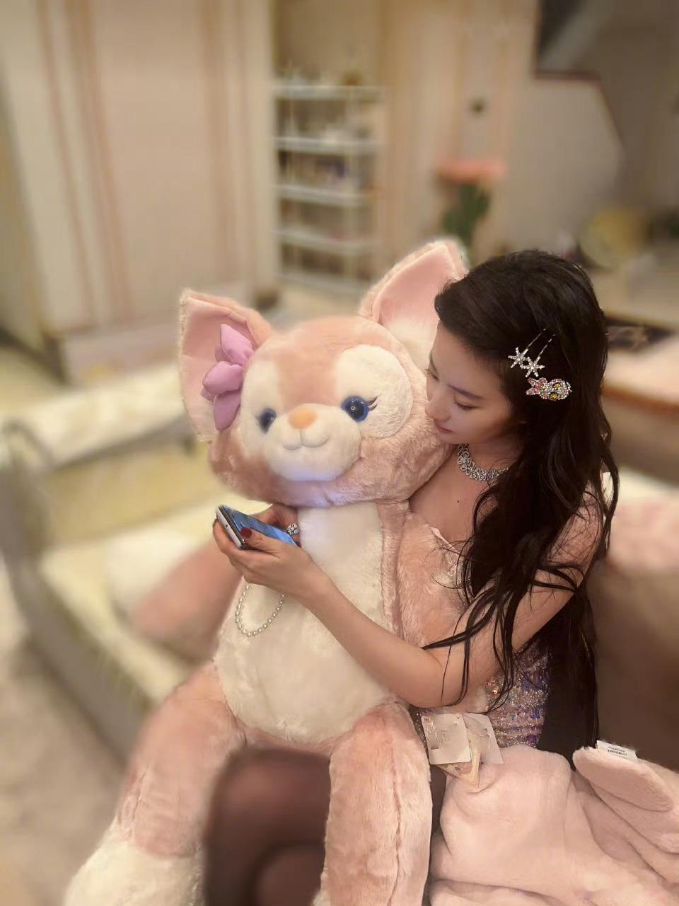 刘亦菲抱玲娜贝儿  刘亦菲太可爱了，漂亮姐姐谁不心动，疯狂舔屏[送花花] 