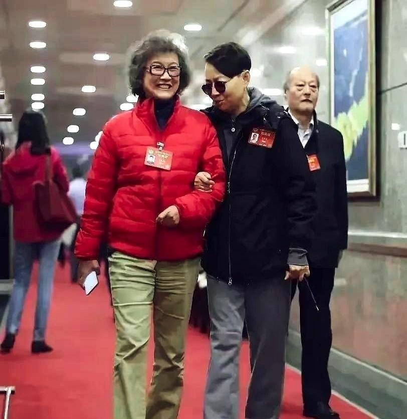 真没想到，宋丹丹和宋春丽同框，竟然是这种感觉。

俩人就那么边走边聊，宋春丽一身