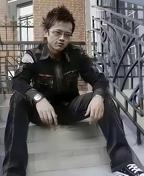 有人认识他吗？
实话说
唱歌没话说
颜值方面稍有不足
不过气场我觉得还行