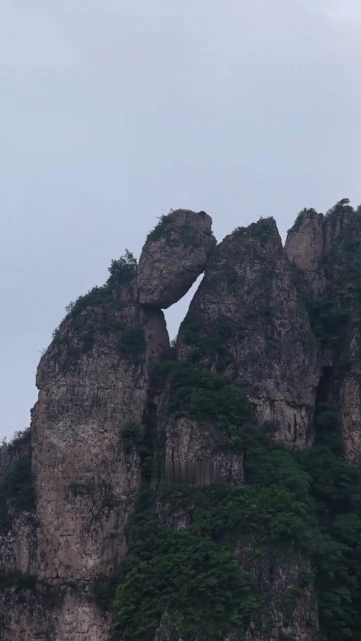 是太行山最能飞的飞来之时，它就落在海拔一千多米的山尖尖，不知道过了多少春夏秋冬，