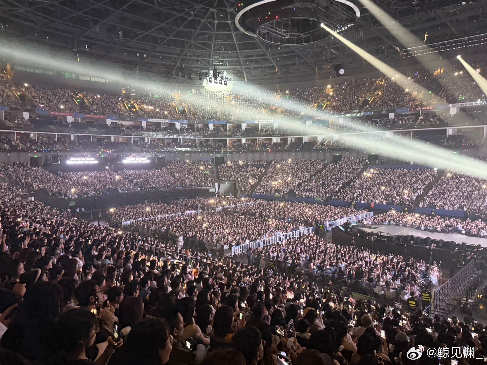 鹭卓上海上座率 鹭卓上海演唱会交出满分上座成果，梅奔各个区域没有空余座位，各地粉