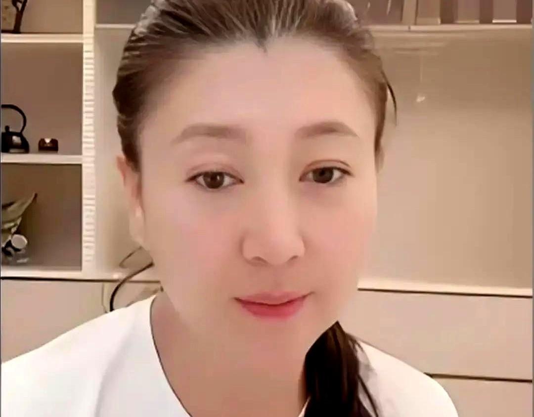 国家一级演员闫学晶，评论区直接炸锅！

好家伙，这位老戏骨可真不是吃素的。

有