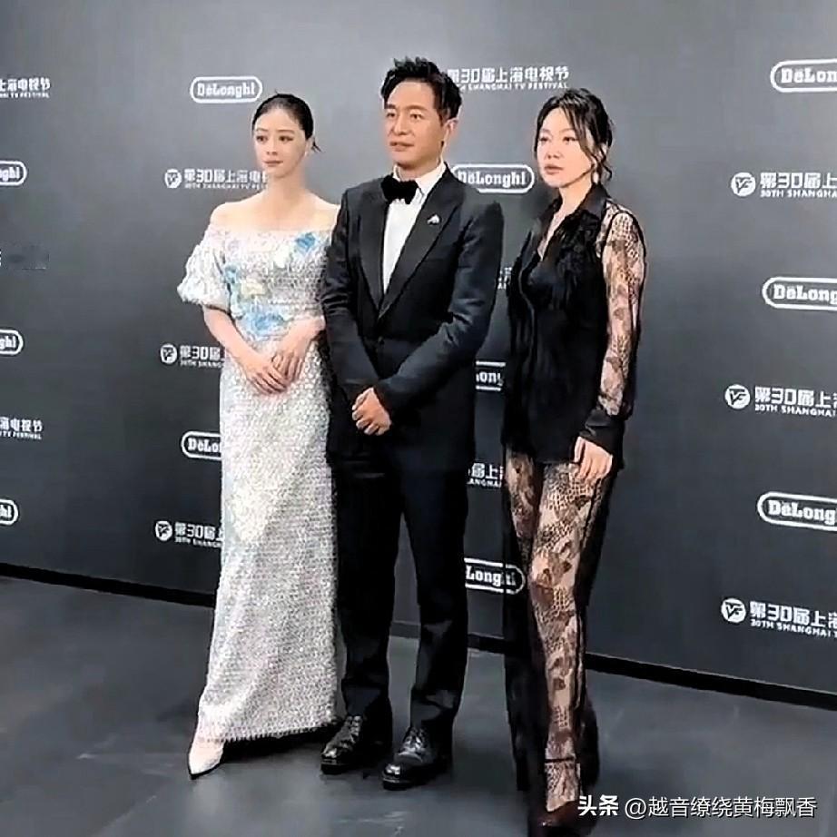 蒋欣与闫妮一同亮相上海电视节，二人都是高挑身材，模样也颇为出众。不得不说，蒋欣的