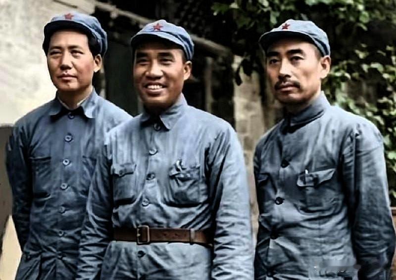毛、周、朱带领红军历经长征艰险抵达陕北，在艰苦环境中坚守初心。延安旧照与长征壮举