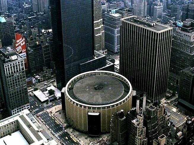所以大家心甘情愿地把钱，砸进了麦迪逊广场花园。

连总统都坐不住了，亲自跑到现场