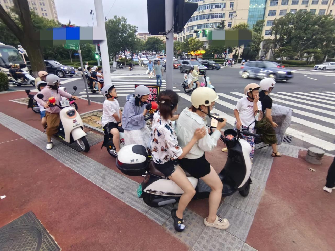 "教书"与"育人"的功能分离将成为AI时代的教育新范式。当机器承担起"教书"的重