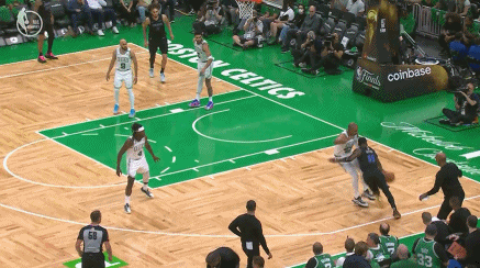 欧文这球帅不帅，底线突破单打霍福德，这操作太迷了，不得不说欧文的个人技术真的厉害