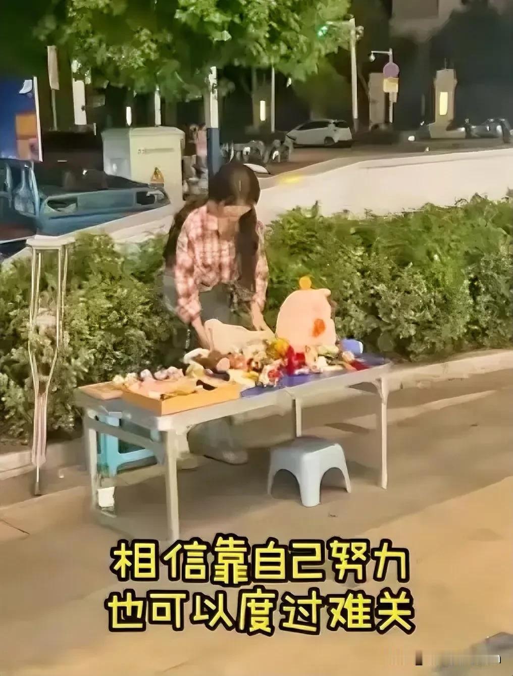 2021年，女孩骨癌，被父亲嫌弃是累赘，与她断绝了所有联系，女孩为了活命，病情好