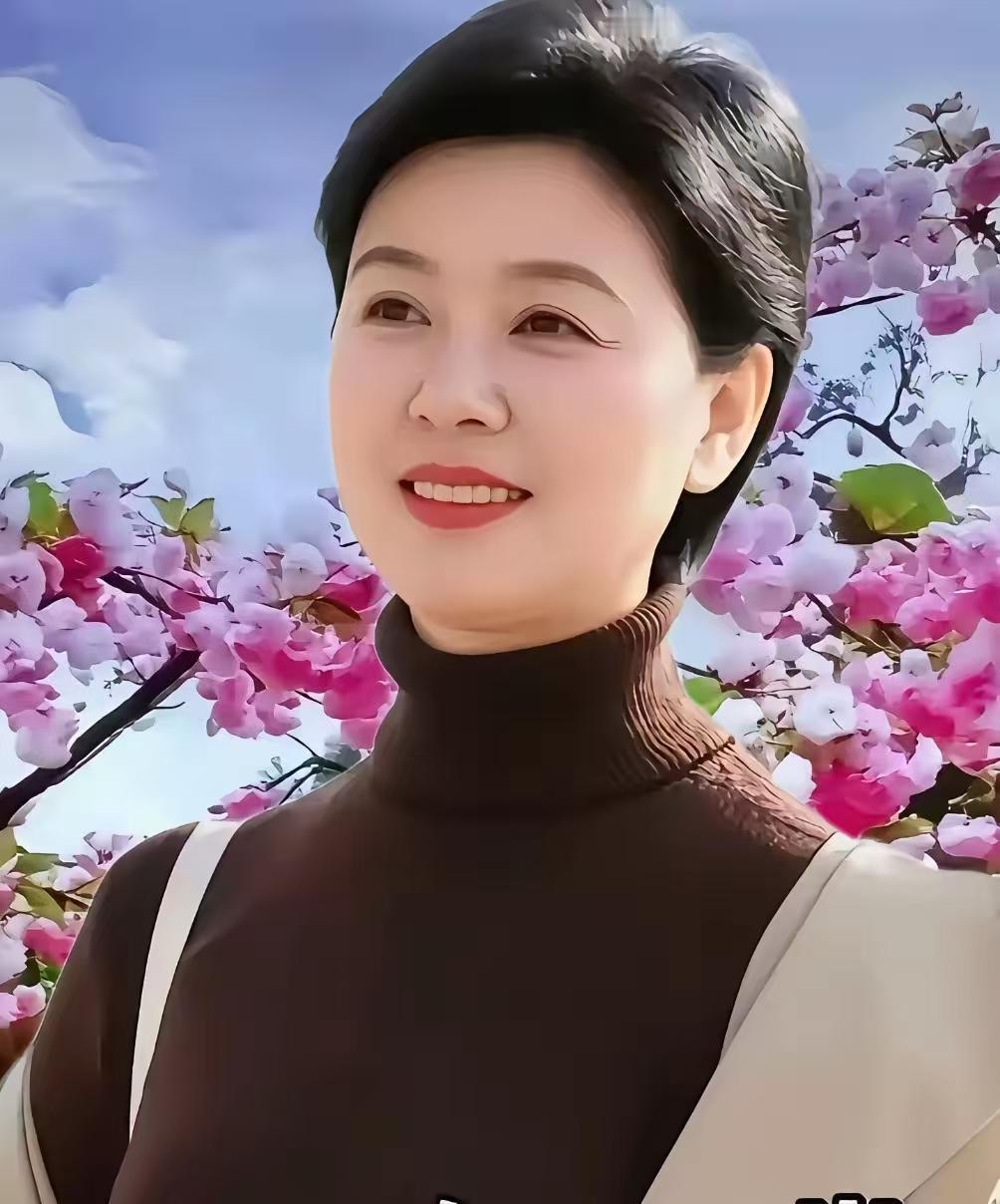 老太太
当年娇靥胜春花，
今已霜丝映鬓斜。
岁月无情催老去，
青春一梦逝流沙。