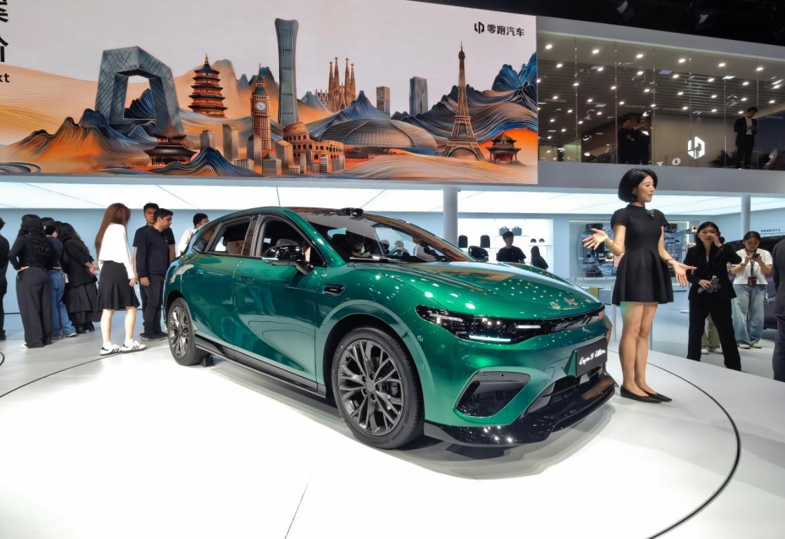 11.88万起！零跑Lafa5 Ultra实拍：这运动感有点意思
北京车展现场，
