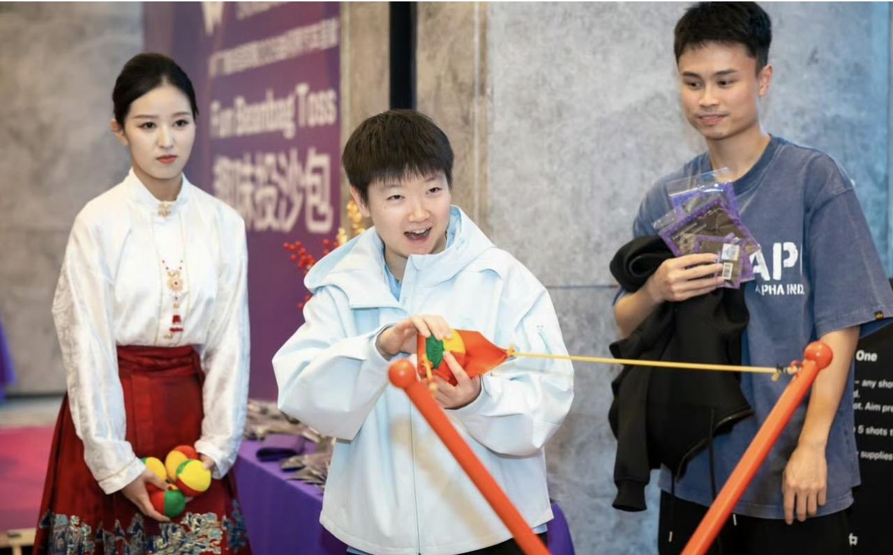 莎莎玩嗨了

重庆赛晚宴，莎莎彻底玩嗨了，拿起一把豌豆射手的弓箭，这是愤怒的小鸟