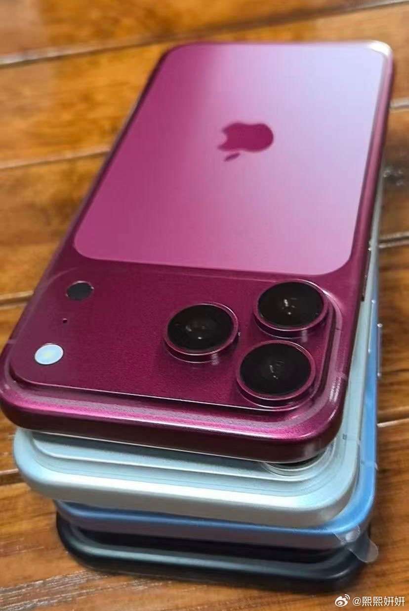 网传iPhone 18 Pro机模实拍图印证了此前爆料：宇宙橙配色取消，暗夜樱桃