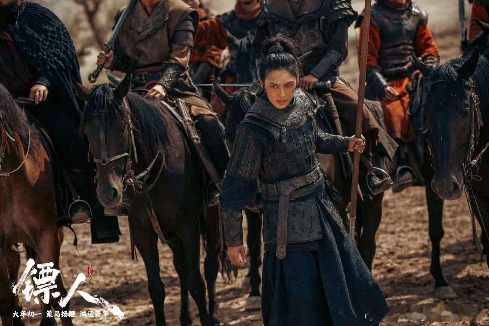 镖人群像每一格都有故事感 人物之间的气场牵制做得好细腻 连静态海报都能感受到暗流