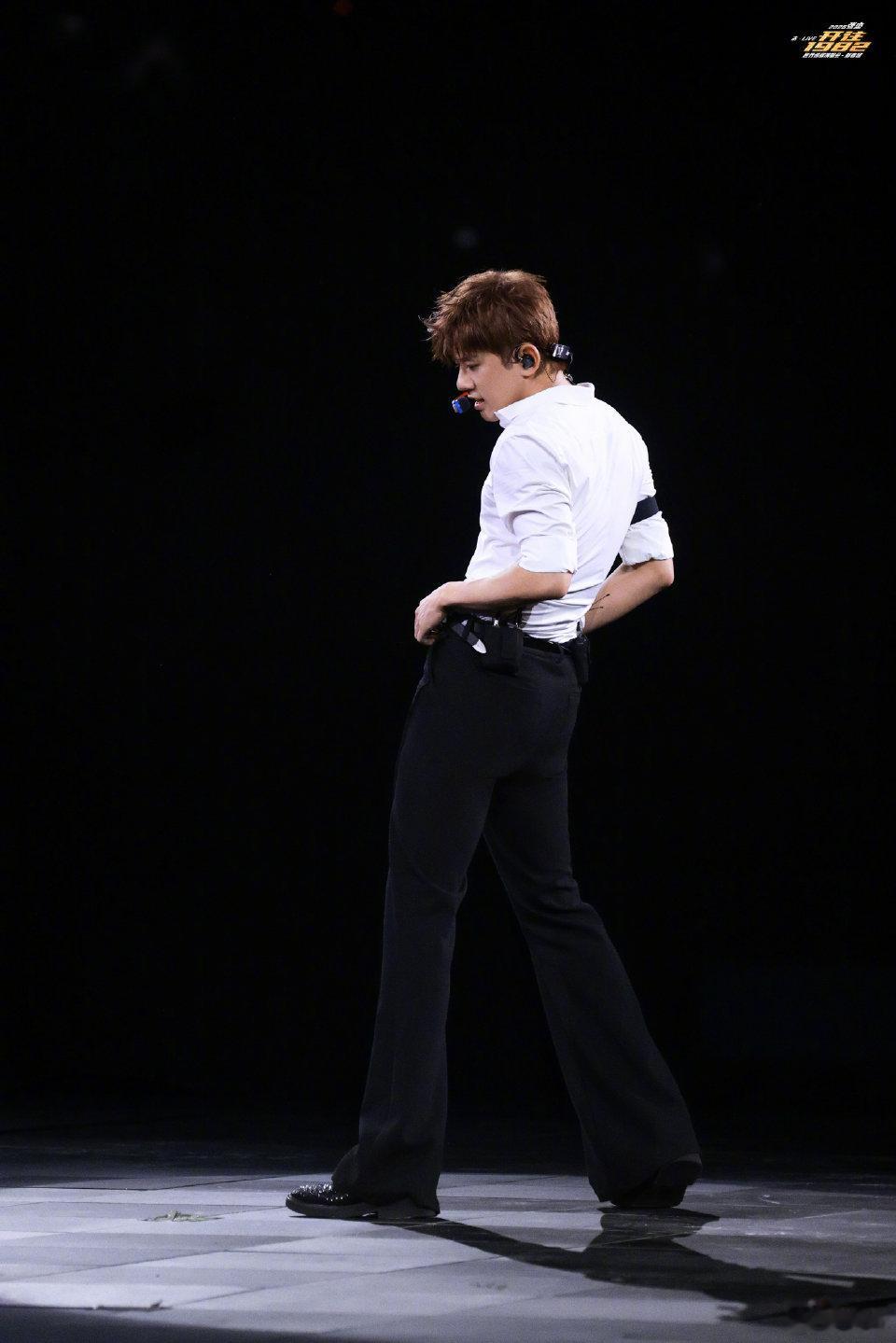 张杰习惯了 张杰的舞台永远不会让你失望，他带着新歌《习惯了》在演唱会上唱，有种新